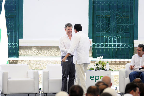 Inauguración del Gas Natural en el Occidente Antioqueño
Inauguración del Gas Natural en el Occidente Antioqueño
Fecha: Julio 9  de 2013. Lugar: Santa Fe de Antioquia
Para descargar esta fotografía en alta resolución, haga clic sobre la imagen hasta que la misma se despliegue en la pantalla completa; luego dé clic derecho y elija la opción "guardar imagen como". 
En caso de publicación por cualquier medio, solicitamos acompañarla del crédito: "Cortesía EPM".
Palabras clave: Inauguración Gas Natural Occidente Antioqueño