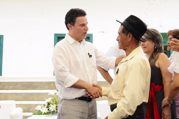 Inauguración del Gas Natural en el Occidente Antioqueño
Inauguración del Gas Natural en el Occidente Antioqueño
Fecha: Julio 9  de 2013. Lugar: Santa Fe de Antioquia
Para descargar esta fotografía en alta resolución, haga clic sobre la imagen hasta que la misma se despliegue en la pantalla completa; luego dé clic derecho y elija la opción "guardar imagen como". 
En caso de publicación por cualquier medio, solicitamos acompañarla del crédito: "Cortesía EPM".
Palabras clave: Inauguración Gas Natural Occidente Antioqueño