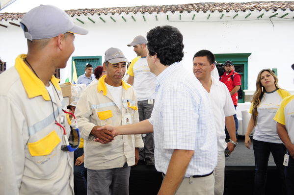 Inauguración del Gas Natural en el Occidente Antioqueño
Inauguración del Gas Natural en el Occidente Antioqueño
Fecha: Julio 9  de 2013. Lugar: Santa Fe de Antioquia
Para descargar esta fotografía en alta resolución, haga clic sobre la imagen hasta que la misma se despliegue en la pantalla completa; luego dé clic derecho y elija la opción "guardar imagen como". 
En caso de publicación por cualquier medio, solicitamos acompañarla del crédito: "Cortesía EPM".
Palabras clave: Inauguración Gas Natural Occidente Antioqueño