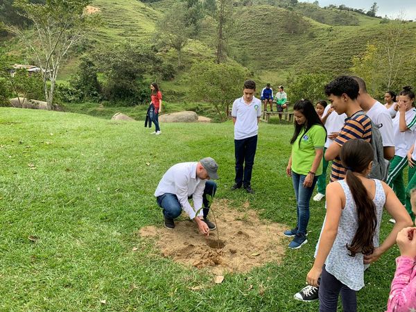 Sembratón convenio EPM-PNUD
Sembratón convenio EPM-PNUD
Fecha: Junio 10 de 2019. 
Para descargar esta fotografía en alta resolución, haga clic sobre la imagen hasta que la misma se despliegue en la pantalla completa; luego dé clic derecho y elija la opción "guardar imagen como". 
En caso de publicación por cualquier medio, solicitamos acompañarla del crédito: "Foto EPM"
Palabras clave: Sembratón convenio EPM-PNUD