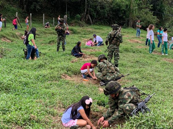Sembratón convenio EPM-PNUD
Sembratón convenio EPM-PNUD
Fecha: Junio 10 de 2019. 
Para descargar esta fotografía en alta resolución, haga clic sobre la imagen hasta que la misma se despliegue en la pantalla completa; luego dé clic derecho y elija la opción "guardar imagen como". 
En caso de publicación por cualquier medio, solicitamos acompañarla del crédito: "Foto EPM"
Palabras clave: Sembratón convenio EPM-PNUD