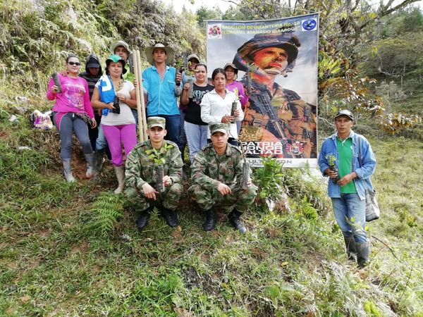 Sembratón convenio EPM-PNUD
Sembratón convenio EPM-PNUD
Fecha: Junio 10 de 2019. 
Para descargar esta fotografía en alta resolución, haga clic sobre la imagen hasta que la misma se despliegue en la pantalla completa; luego dé clic derecho y elija la opción "guardar imagen como". 
En caso de publicación por cualquier medio, solicitamos acompañarla del crédito: "Foto EPM"
Palabras clave: Sembratón convenio EPM-PNUD
