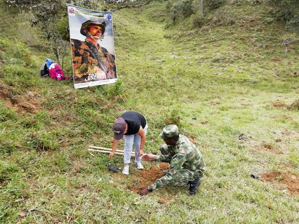 Sembratón convenio EPM-PNUD
Sembratón convenio EPM-PNUD
Fecha: Junio 10 de 2019. 
Para descargar esta fotografía en alta resolución, haga clic sobre la imagen hasta que la misma se despliegue en la pantalla completa; luego dé clic derecho y elija la opción "guardar imagen como". 
En caso de publicación por cualquier medio, solicitamos acompañarla del crédito: "Foto EPM"
Palabras clave: Sembratón convenio EPM PNUD