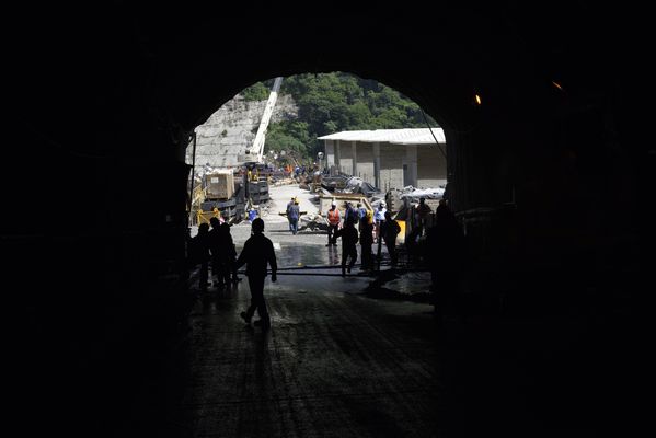 Trabajadores obra
Trabajadores en obra
Fecha: Junio 18 2018.
Para descargar esta fotografía en alta resolución, haga clic sobre la imagen hasta que la misma se despliegue en la pantalla completa; luego dé clic derecho y elija la opción "guardar imagen como". 
En caso de publicación por cualquier medio, solicitamos acompañarla del crédito: "Foto EPM"
Palabras clave: Trabajadores obra