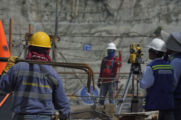 Trabajadores obra
Trabajadores en obra
Fecha: Junio 18 2018.
Para descargar esta fotografía en alta resolución, haga clic sobre la imagen hasta que la misma se despliegue en la pantalla completa; luego dé clic derecho y elija la opción "guardar imagen como". 
En caso de publicación por cualquier medio, solicitamos acompañarla del crédito: "Foto EPM"
Palabras clave: Trabajadores obra