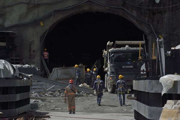 Trabajadores obra
Trabajadores en obra
Fecha: Junio 18 2018.
Para descargar esta fotografía en alta resolución, haga clic sobre la imagen hasta que la misma se despliegue en la pantalla completa; luego dé clic derecho y elija la opción "guardar imagen como". 
En caso de publicación por cualquier medio, solicitamos acompañarla del crédito: "Foto EPM"
Palabras clave: Trabajadores obra