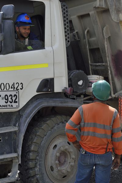 Trabajadores obra
Trabajadores en obra
Fecha: Junio 18 2018.
Para descargar esta fotografía en alta resolución, haga clic sobre la imagen hasta que la misma se despliegue en la pantalla completa; luego dé clic derecho y elija la opción "guardar imagen como". 
En caso de publicación por cualquier medio, solicitamos acompañarla del crédito: "Foto EPM"
Palabras clave: Trabajadores obra