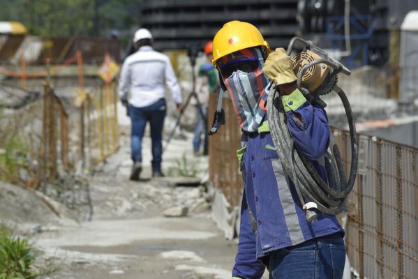 Trabajadores obra
Trabajadores en obra
Fecha: Junio 18 2018.
Para descargar esta fotografía en alta resolución, haga clic sobre la imagen hasta que la misma se despliegue en la pantalla completa; luego dé clic derecho y elija la opción "guardar imagen como". 
En caso de publicación por cualquier medio, solicitamos acompañarla del crédito: "Foto EPM"
Palabras clave: Trabajadores obra