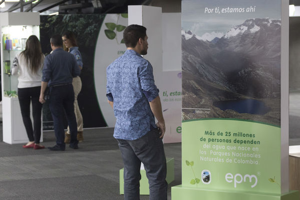 Semana Ambiental 2017
Semana Ambiental 2017
Fecha: Junio 22 de 2017
Para descargar esta fotografía en alta resolución, haga clic sobre la imagen hasta que la misma se despliegue en la pantalla completa; luego dé clic derecho y elija la opción "guardar imagen como". 
En caso de publicación por cualquier medio, solicitamos acompañarla del crédito: "Foto EPM"
Palabras clave: Semana Ambiental 2017