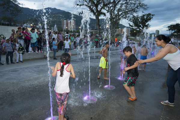 UVA Aguas Claras
UVA Aguas Claras
Fecha: Junio 21 de 2016
Para descargar esta fotografía en alta resolución, haga clic sobre la imagen hasta que la misma se despliegue en la pantalla completa; luego dé clic derecho y elija la opción "guardar imagen como". 
En caso de publicación por cualquier medio, solicitamos acompañarla del crédito: "Foto EPM"
Palabras clave: UVA Aguas Claras