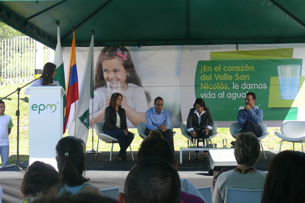 Inauguración Planta de Potabilización del Proyecto Valle San Nicolás
Inauguración Planta de Potabilización del Proyecto Valle San Nicolás
Fecha: Junio 22 de 2016
Para descargar esta fotografía en alta resolución, haga clic sobre la imagen hasta que la misma se despliegue en la pantalla completa; luego dé clic derecho y elija la opción "guardar imagen como". 
En caso de publicación por cualquier medio, solicitamos acompañarla del crédito: "Foto EPM"
Palabras clave: Inauguración Planta Potabilización Proyecto Valle San Nicolás