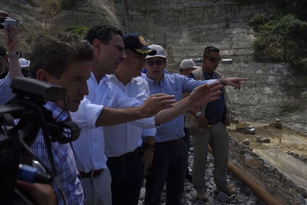 Recorrido obras proyecto hidroeléctrico Ituango Presidente Electo Colombia Iván Duque
Recorrido obras proyecto hidroeléctrico Ituango del Presidente Electo de Colombia, Iván Duque.
Fecha: Junio 25 de 2017. 
Para descargar esta fotografía en alta resolución, haga clic sobre la imagen hasta que la misma se despliegue en la pantalla completa; luego dé clic derecho y elija la opción "guardar imagen como". 
En caso de publicación por cualquier medio, solicitamos acompañarla del crédito: "Foto EPM"
Palabras clave: Recorrido obras proyecto hidroeléctrico Ituango Presidente Electo Colombia Iván Duque