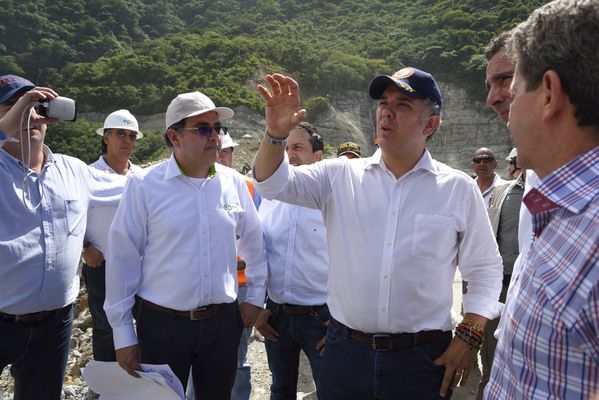 Recorrido obras proyecto hidroeléctrico Ituango Presidente Electo Colombia Iván Duque
Recorrido obras proyecto hidroeléctrico Ituango del Presidente Electo de Colombia, Iván Duque.
Fecha: Junio 25 de 2017. 
Para descargar esta fotografía en alta resolución, haga clic sobre la imagen hasta que la misma se despliegue en la pantalla completa; luego dé clic derecho y elija la opción "guardar imagen como". 
En caso de publicación por cualquier medio, solicitamos acompañarla del crédito: "Foto EPM"
Palabras clave: Recorrido obras proyecto hidroeléctrico Ituango Presidente Electo Colombia Iván Duque