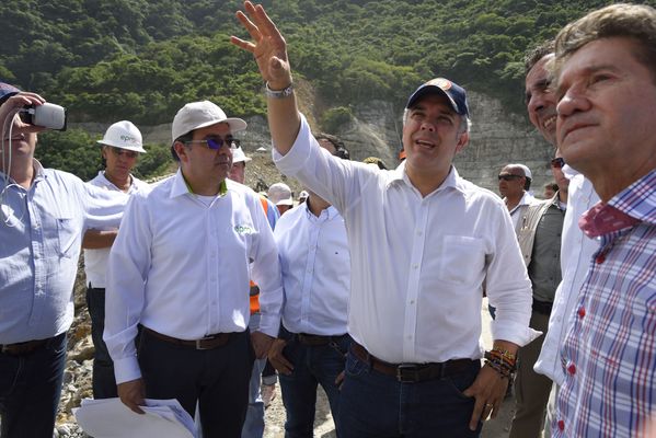 Recorrido obras proyecto hidroeléctrico Ituango Presidente Electo Colombia Iván Duque
Recorrido obras proyecto hidroeléctrico Ituango del Presidente Electo de Colombia, Iván Duque.
Fecha: Junio 25 de 2017. 
Para descargar esta fotografía en alta resolución, haga clic sobre la imagen hasta que la misma se despliegue en la pantalla completa; luego dé clic derecho y elija la opción "guardar imagen como". 
En caso de publicación por cualquier medio, solicitamos acompañarla del crédito: "Foto EPM"
Palabras clave: Recorrido obras proyecto hidroeléctrico Ituango Presidente Electo Colombia Iván Duque