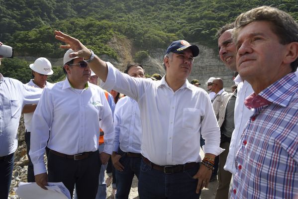 Recorrido obras proyecto hidroeléctrico Ituango Presidente Electo Colombia Iván Duque
Recorrido obras proyecto hidroeléctrico Ituango del Presidente Electo de Colombia, Iván Duque.
Fecha: Junio 25 de 2017. 
Para descargar esta fotografía en alta resolución, haga clic sobre la imagen hasta que la misma se despliegue en la pantalla completa; luego dé clic derecho y elija la opción "guardar imagen como". 
En caso de publicación por cualquier medio, solicitamos acompañarla del crédito: "Foto EPM"
Palabras clave: Recorrido obras proyecto hidroeléctrico Ituango Presidente Electo Colombia Iván Duque