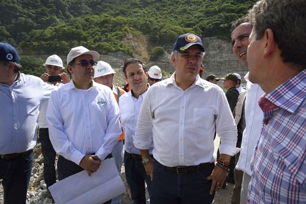 Recorrido obras proyecto hidroeléctrico Ituango Presidente Electo Colombia Iván Duque
Recorrido obras proyecto hidroeléctrico Ituango del Presidente Electo de Colombia, Iván Duque.
Fecha: Junio 25 de 2017. 
Para descargar esta fotografía en alta resolución, haga clic sobre la imagen hasta que la misma se despliegue en la pantalla completa; luego dé clic derecho y elija la opción "guardar imagen como". 
En caso de publicación por cualquier medio, solicitamos acompañarla del crédito: "Foto EPM"
Palabras clave: Recorrido obras proyecto hidroeléctrico Ituango Presidente Electo Colombia Iván Duque