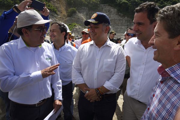 Recorrido obras proyecto hidroeléctrico Ituango Presidente Electo Colombia Iván Duque
Recorrido obras proyecto hidroeléctrico Ituango del Presidente Electo de Colombia, Iván Duque.
Fecha: Junio 25 de 2017. 
Para descargar esta fotografía en alta resolución, haga clic sobre la imagen hasta que la misma se despliegue en la pantalla completa; luego dé clic derecho y elija la opción "guardar imagen como". 
En caso de publicación por cualquier medio, solicitamos acompañarla del crédito: "Foto EPM"
Palabras clave: Recorrido obras proyecto hidroeléctrico Ituango Presidente Electo Colombia Iván Duque