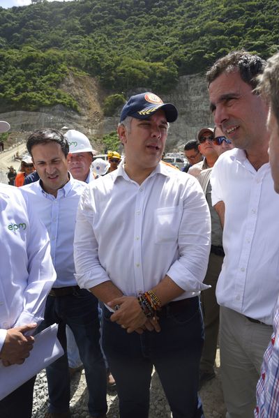 Recorrido obras proyecto hidroeléctrico Ituango Presidente Electo Colombia Iván Duque
Recorrido obras proyecto hidroeléctrico Ituango del Presidente Electo de Colombia, Iván Duque.
Fecha: Junio 25 de 2017. 
Para descargar esta fotografía en alta resolución, haga clic sobre la imagen hasta que la misma se despliegue en la pantalla completa; luego dé clic derecho y elija la opción "guardar imagen como". 
En caso de publicación por cualquier medio, solicitamos acompañarla del crédito: "Foto EPM"
Palabras clave: Recorrido obras proyecto hidroeléctrico Ituango Presidente Electo Colombia Iván Duque