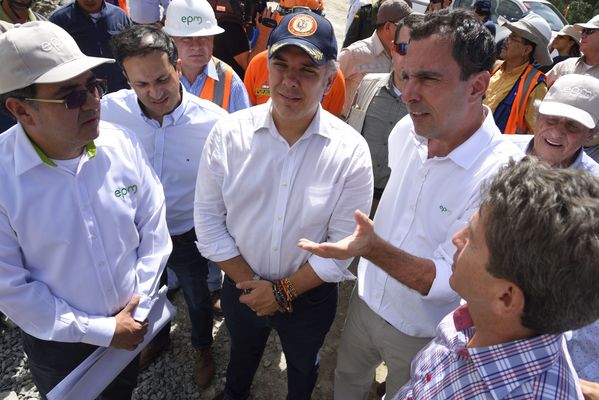Recorrido obras proyecto hidroeléctrico Ituango Presidente Electo Colombia Iván Duque
Recorrido obras proyecto hidroeléctrico Ituango del Presidente Electo de Colombia, Iván Duque.
Fecha: Junio 25 de 2017. 
Para descargar esta fotografía en alta resolución, haga clic sobre la imagen hasta que la misma se despliegue en la pantalla completa; luego dé clic derecho y elija la opción "guardar imagen como". 
En caso de publicación por cualquier medio, solicitamos acompañarla del crédito: "Foto EPM"
Palabras clave: Recorrido obras proyecto hidroeléctrico Ituango Presidente Electo Colombia Iván Duque