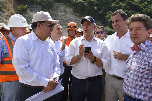 Recorrido obras proyecto hidroeléctrico Ituango Presidente Electo Colombia Iván Duque
Recorrido obras proyecto hidroeléctrico Ituango del Presidente Electo de Colombia, Iván Duque.
Fecha: Junio 25 de 2017. 
Para descargar esta fotografía en alta resolución, haga clic sobre la imagen hasta que la misma se despliegue en la pantalla completa; luego dé clic derecho y elija la opción "guardar imagen como". 
En caso de publicación por cualquier medio, solicitamos acompañarla del crédito: "Foto EPM"
Palabras clave: Recorrido obras proyecto hidroeléctrico Ituango Presidente Electo Colombia Iván Duque