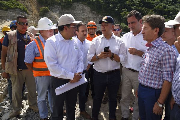 Recorrido obras proyecto hidroeléctrico Ituango Presidente Electo Colombia Iván Duque
Recorrido obras proyecto hidroeléctrico Ituango del Presidente Electo de Colombia, Iván Duque.
Fecha: Junio 25 de 2017. 
Para descargar esta fotografía en alta resolución, haga clic sobre la imagen hasta que la misma se despliegue en la pantalla completa; luego dé clic derecho y elija la opción "guardar imagen como". 
En caso de publicación por cualquier medio, solicitamos acompañarla del crédito: "Foto EPM"
Palabras clave: Recorrido obras proyecto hidroeléctrico Ituango Presidente Electo Colombia Iván Duque