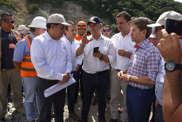 Recorrido obras proyecto hidroeléctrico Ituango Presidente Electo Colombia Iván Duque
Recorrido obras proyecto hidroeléctrico Ituango del Presidente Electo de Colombia, Iván Duque.
Fecha: Junio 25 de 2017. 
Para descargar esta fotografía en alta resolución, haga clic sobre la imagen hasta que la misma se despliegue en la pantalla completa; luego dé clic derecho y elija la opción "guardar imagen como". 
En caso de publicación por cualquier medio, solicitamos acompañarla del crédito: "Foto EPM"
Palabras clave: Recorrido obras proyecto hidroeléctrico Ituango Presidente Electo Colombia Iván Duque
