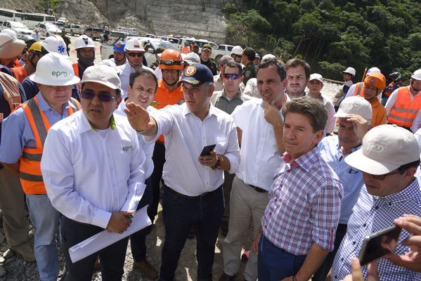 Recorrido obras proyecto hidroeléctrico Ituango Presidente Electo Colombia Iván Duque
Recorrido obras proyecto hidroeléctrico Ituango del Presidente Electo de Colombia, Iván Duque.
Fecha: Junio 25 de 2017. 
Para descargar esta fotografía en alta resolución, haga clic sobre la imagen hasta que la misma se despliegue en la pantalla completa; luego dé clic derecho y elija la opción "guardar imagen como". 
En caso de publicación por cualquier medio, solicitamos acompañarla del crédito: "Foto EPM"
Palabras clave: Recorrido obras proyecto hidroeléctrico Ituango Presidente Electo Colombia Iván Duque