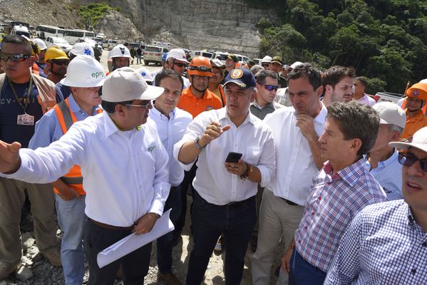 Recorrido obras proyecto hidroeléctrico Ituango Presidente Electo Colombia Iván Duque
Recorrido obras proyecto hidroeléctrico Ituango del Presidente Electo de Colombia, Iván Duque.
Fecha: Junio 25 de 2017. 
Para descargar esta fotografía en alta resolución, haga clic sobre la imagen hasta que la misma se despliegue en la pantalla completa; luego dé clic derecho y elija la opción "guardar imagen como". 
En caso de publicación por cualquier medio, solicitamos acompañarla del crédito: "Foto EPM"
Palabras clave: Recorrido obras proyecto hidroeléctrico Ituango Presidente Electo Colombia Iván Duque