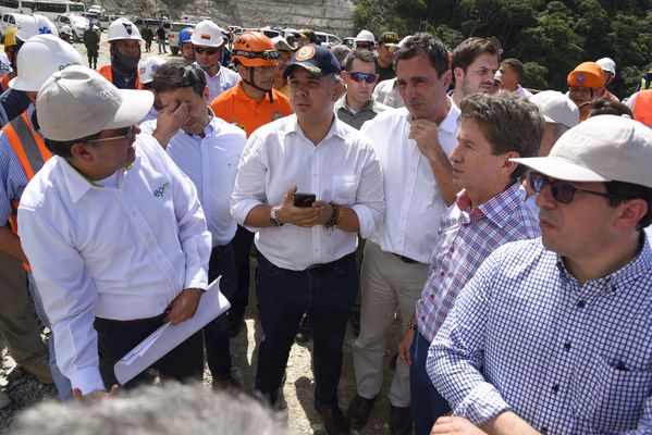 Recorrido obras proyecto hidroeléctrico Ituango Presidente Electo Colombia Iván Duque
Recorrido obras proyecto hidroeléctrico Ituango del Presidente Electo de Colombia, Iván Duque.
Fecha: Junio 25 de 2017. 
Para descargar esta fotografía en alta resolución, haga clic sobre la imagen hasta que la misma se despliegue en la pantalla completa; luego dé clic derecho y elija la opción "guardar imagen como". 
En caso de publicación por cualquier medio, solicitamos acompañarla del crédito: "Foto EPM"
Palabras clave: Recorrido obras proyecto hidroeléctrico Ituango Presidente Electo Colombia Iván Duque