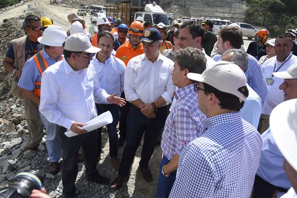 Recorrido obras proyecto hidroeléctrico Ituango Presidente Electo Colombia Iván Duque
Recorrido obras proyecto hidroeléctrico Ituango del Presidente Electo de Colombia, Iván Duque.
Fecha: Junio 25 de 2017. 
Para descargar esta fotografía en alta resolución, haga clic sobre la imagen hasta que la misma se despliegue en la pantalla completa; luego dé clic derecho y elija la opción "guardar imagen como". 
En caso de publicación por cualquier medio, solicitamos acompañarla del crédito: "Foto EPM"
Palabras clave: Recorrido obras proyecto hidroeléctrico Ituango Presidente Electo Colombia Iván Duque