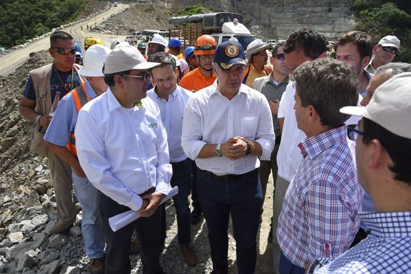 Recorrido obras proyecto hidroeléctrico Ituango Presidente Electo Colombia Iván Duque
Recorrido obras proyecto hidroeléctrico Ituango del Presidente Electo de Colombia, Iván Duque.
Fecha: Junio 25 de 2017. 
Para descargar esta fotografía en alta resolución, haga clic sobre la imagen hasta que la misma se despliegue en la pantalla completa; luego dé clic derecho y elija la opción "guardar imagen como". 
En caso de publicación por cualquier medio, solicitamos acompañarla del crédito: "Foto EPM"
Palabras clave: Recorrido obras proyecto hidroeléctrico Ituango Presidente Electo Colombia Iván Duque