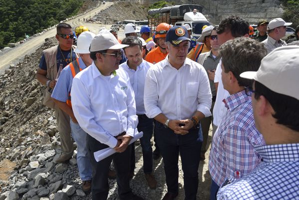Recorrido obras proyecto hidroeléctrico Ituango Presidente Electo Colombia Iván Duque
Recorrido obras proyecto hidroeléctrico Ituango del Presidente Electo de Colombia, Iván Duque.
Fecha: Junio 25 de 2017. 
Para descargar esta fotografía en alta resolución, haga clic sobre la imagen hasta que la misma se despliegue en la pantalla completa; luego dé clic derecho y elija la opción "guardar imagen como". 
En caso de publicación por cualquier medio, solicitamos acompañarla del crédito: "Foto EPM"
Palabras clave: Recorrido obras proyecto hidroeléctrico Ituango Presidente Electo Colombia Iván Duque