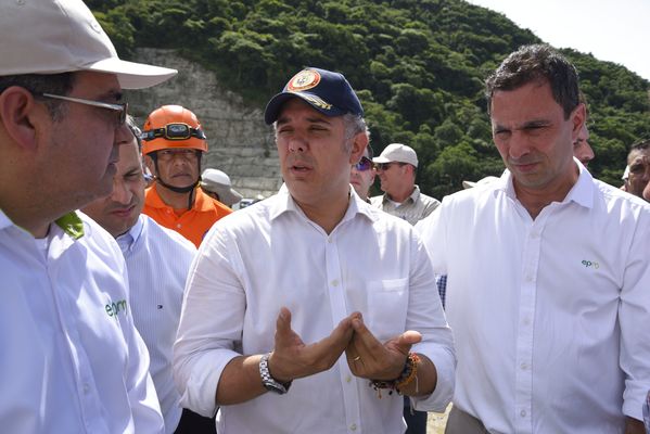 Recorrido obras proyecto hidroeléctrico Ituango Presidente Electo Colombia Iván Duque
Recorrido obras proyecto hidroeléctrico Ituango del Presidente Electo de Colombia, Iván Duque.
Fecha: Junio 25 de 2017. 
Para descargar esta fotografía en alta resolución, haga clic sobre la imagen hasta que la misma se despliegue en la pantalla completa; luego dé clic derecho y elija la opción "guardar imagen como". 
En caso de publicación por cualquier medio, solicitamos acompañarla del crédito: "Foto EPM"
Palabras clave: Recorrido obras proyecto hidroeléctrico Ituango Presidente Electo Colombia Iván Duque