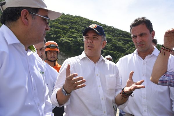 Recorrido obras proyecto hidroeléctrico Ituango Presidente Electo Colombia Iván Duque
Recorrido obras proyecto hidroeléctrico Ituango del Presidente Electo de Colombia, Iván Duque.
Fecha: Junio 25 de 2017. 
Para descargar esta fotografía en alta resolución, haga clic sobre la imagen hasta que la misma se despliegue en la pantalla completa; luego dé clic derecho y elija la opción "guardar imagen como". 
En caso de publicación por cualquier medio, solicitamos acompañarla del crédito: "Foto EPM"
Palabras clave: Recorrido obras proyecto hidroeléctrico Ituango Presidente Electo Colombia Iván Duque