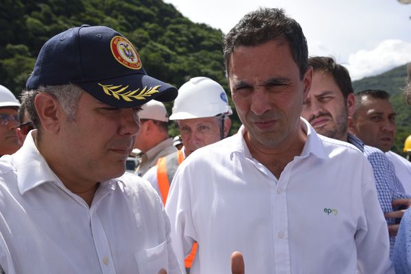 Recorrido obras proyecto hidroeléctrico Ituango Presidente Electo Colombia Iván Duque
Recorrido obras proyecto hidroeléctrico Ituango del Presidente Electo de Colombia, Iván Duque.
Fecha: Junio 25 de 2017. 
Para descargar esta fotografía en alta resolución, haga clic sobre la imagen hasta que la misma se despliegue en la pantalla completa; luego dé clic derecho y elija la opción "guardar imagen como". 
En caso de publicación por cualquier medio, solicitamos acompañarla del crédito: "Foto EPM"
Palabras clave: Recorrido obras proyecto hidroeléctrico Ituango Presidente Electo Colombia Iván Duque