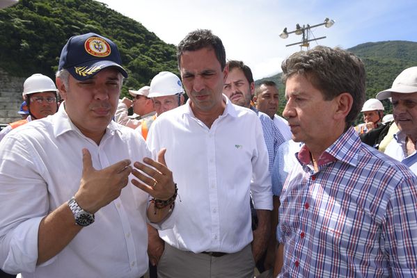 Recorrido obras proyecto hidroeléctrico Ituango Presidente Electo Colombia Iván Duque
Recorrido obras proyecto hidroeléctrico Ituango del Presidente Electo de Colombia, Iván Duque.
Fecha: Junio 25 de 2017. 
Para descargar esta fotografía en alta resolución, haga clic sobre la imagen hasta que la misma se despliegue en la pantalla completa; luego dé clic derecho y elija la opción "guardar imagen como". 
En caso de publicación por cualquier medio, solicitamos acompañarla del crédito: "Foto EPM"
Palabras clave: Recorrido obras proyecto hidroeléctrico Ituango Presidente Electo Colombia Iván Duque