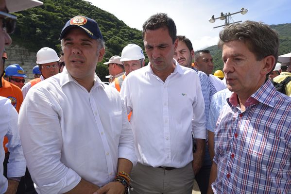 Recorrido obras proyecto hidroeléctrico Ituango Presidente Electo Colombia Iván Duque
Recorrido obras proyecto hidroeléctrico Ituango del Presidente Electo de Colombia, Iván Duque.
Fecha: Junio 25 de 2017. 
Para descargar esta fotografía en alta resolución, haga clic sobre la imagen hasta que la misma se despliegue en la pantalla completa; luego dé clic derecho y elija la opción "guardar imagen como". 
En caso de publicación por cualquier medio, solicitamos acompañarla del crédito: "Foto EPM"
Palabras clave: Recorrido obras proyecto hidroeléctrico Ituango Presidente Electo Colombia Iván Duque