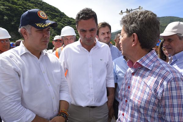 Recorrido obras proyecto hidroeléctrico Ituango Presidente Electo Colombia Iván Duque
Recorrido obras proyecto hidroeléctrico Ituango del Presidente Electo de Colombia, Iván Duque.
Fecha: Junio 25 de 2017. 
Para descargar esta fotografía en alta resolución, haga clic sobre la imagen hasta que la misma se despliegue en la pantalla completa; luego dé clic derecho y elija la opción "guardar imagen como". 
En caso de publicación por cualquier medio, solicitamos acompañarla del crédito: "Foto EPM"
Palabras clave: Recorrido obras proyecto hidroeléctrico Ituango Presidente Electo Colombia Iván Duque