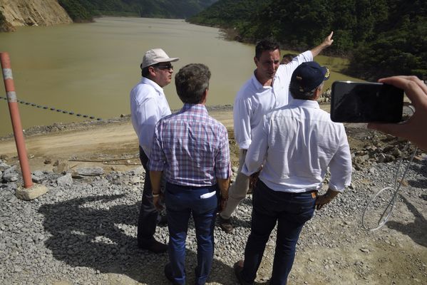Recorrido obras proyecto hidroeléctrico Ituango Presidente Electo Colombia Iván Duque
Recorrido obras proyecto hidroeléctrico Ituango del Presidente Electo de Colombia, Iván Duque.
Fecha: Junio 25 de 2017. 
Para descargar esta fotografía en alta resolución, haga clic sobre la imagen hasta que la misma se despliegue en la pantalla completa; luego dé clic derecho y elija la opción "guardar imagen como". 
En caso de publicación por cualquier medio, solicitamos acompañarla del crédito: "Foto EPM"
Palabras clave: Recorrido obras proyecto hidroeléctrico Ituango Presidente Electo Colombia Iván Duque
