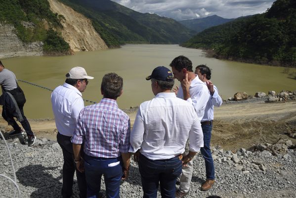 Recorrido obras proyecto hidroeléctrico Ituango Presidente Electo Colombia Iván Duque
Recorrido obras proyecto hidroeléctrico Ituango del Presidente Electo de Colombia, Iván Duque.
Fecha: Junio 25 de 2017. 
Para descargar esta fotografía en alta resolución, haga clic sobre la imagen hasta que la misma se despliegue en la pantalla completa; luego dé clic derecho y elija la opción "guardar imagen como". 
En caso de publicación por cualquier medio, solicitamos acompañarla del crédito: "Foto EPM"
Palabras clave: Recorrido obras proyecto hidroeléctrico Ituango Presidente Electo Colombia Iván Duque