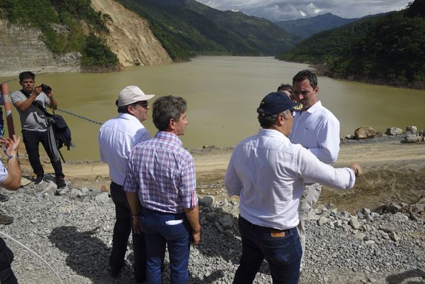 Recorrido obras proyecto hidroeléctrico Ituango Presidente Electo Colombia Iván Duque
Recorrido obras proyecto hidroeléctrico Ituango del Presidente Electo de Colombia, Iván Duque.
Fecha: Junio 25 de 2017. 
Para descargar esta fotografía en alta resolución, haga clic sobre la imagen hasta que la misma se despliegue en la pantalla completa; luego dé clic derecho y elija la opción "guardar imagen como". 
En caso de publicación por cualquier medio, solicitamos acompañarla del crédito: "Foto EPM"
Palabras clave: Recorrido obras proyecto hidroeléctrico Ituango Presidente Electo Colombia Iván Duque