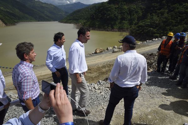 Recorrido obras proyecto hidroeléctrico Ituango Presidente Electo Colombia Iván Duque
Recorrido obras proyecto hidroeléctrico Ituango del Presidente Electo de Colombia, Iván Duque.
Fecha: Junio 25 de 2017. 
Para descargar esta fotografía en alta resolución, haga clic sobre la imagen hasta que la misma se despliegue en la pantalla completa; luego dé clic derecho y elija la opción "guardar imagen como". 
En caso de publicación por cualquier medio, solicitamos acompañarla del crédito: "Foto EPM"
Palabras clave: Recorrido obras proyecto hidroeléctrico Ituango Presidente Electo Colombia Iván Duque