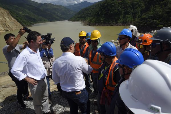 Recorrido obras proyecto hidroeléctrico Ituango Presidente Electo Colombia Iván Duque
Recorrido obras proyecto hidroeléctrico Ituango del Presidente Electo de Colombia, Iván Duque.
Fecha: Junio 25 de 2017. 
Para descargar esta fotografía en alta resolución, haga clic sobre la imagen hasta que la misma se despliegue en la pantalla completa; luego dé clic derecho y elija la opción "guardar imagen como". 
En caso de publicación por cualquier medio, solicitamos acompañarla del crédito: "Foto EPM"
Palabras clave: Recorrido obras proyecto hidroeléctrico Ituango Presidente Electo Colombia Iván Duque