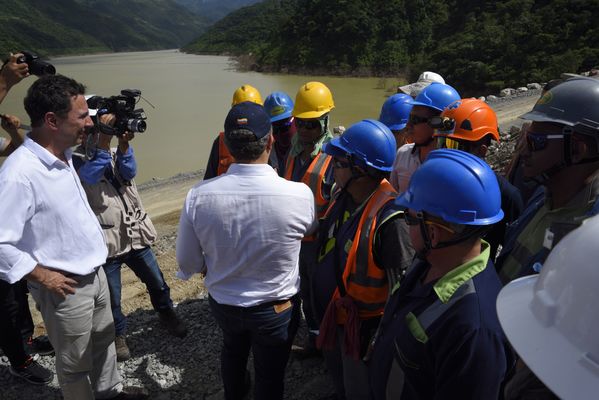 Recorrido obras proyecto hidroeléctrico Ituango Presidente Electo Colombia Iván Duque
Recorrido obras proyecto hidroeléctrico Ituango del Presidente Electo de Colombia, Iván Duque.
Fecha: Junio 25 de 2017. 
Para descargar esta fotografía en alta resolución, haga clic sobre la imagen hasta que la misma se despliegue en la pantalla completa; luego dé clic derecho y elija la opción "guardar imagen como". 
En caso de publicación por cualquier medio, solicitamos acompañarla del crédito: "Foto EPM"
Palabras clave: Recorrido obras proyecto hidroeléctrico Ituango Presidente Electo Colombia Iván Duque