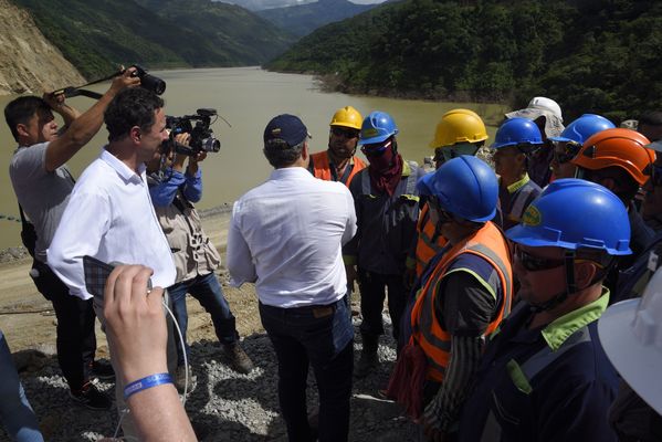 Recorrido obras proyecto hidroeléctrico Ituango Presidente Electo Colombia Iván Duque
Recorrido obras proyecto hidroeléctrico Ituango del Presidente Electo de Colombia, Iván Duque.
Fecha: Junio 25 de 2017. 
Para descargar esta fotografía en alta resolución, haga clic sobre la imagen hasta que la misma se despliegue en la pantalla completa; luego dé clic derecho y elija la opción "guardar imagen como". 
En caso de publicación por cualquier medio, solicitamos acompañarla del crédito: "Foto EPM"
Palabras clave: Recorrido obras proyecto hidroeléctrico Ituango Presidente Electo Colombia Iván Duque
