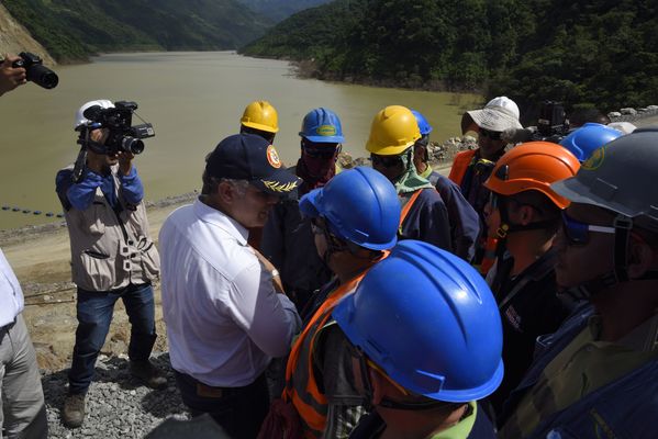 Recorrido obras proyecto hidroeléctrico Ituango Presidente Electo Colombia Iván Duque
Recorrido obras proyecto hidroeléctrico Ituango del Presidente Electo de Colombia, Iván Duque.
Fecha: Junio 25 de 2017. 
Para descargar esta fotografía en alta resolución, haga clic sobre la imagen hasta que la misma se despliegue en la pantalla completa; luego dé clic derecho y elija la opción "guardar imagen como". 
En caso de publicación por cualquier medio, solicitamos acompañarla del crédito: "Foto EPM"
Palabras clave: Recorrido obras proyecto hidroeléctrico Ituango Presidente Electo Colombia Iván Duque