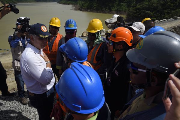 Recorrido obras proyecto hidroeléctrico Ituango Presidente Electo Colombia Iván Duque
Recorrido obras proyecto hidroeléctrico Ituango del Presidente Electo de Colombia, Iván Duque.
Fecha: Junio 25 de 2017. 
Para descargar esta fotografía en alta resolución, haga clic sobre la imagen hasta que la misma se despliegue en la pantalla completa; luego dé clic derecho y elija la opción "guardar imagen como". 
En caso de publicación por cualquier medio, solicitamos acompañarla del crédito: "Foto EPM"
Palabras clave: Recorrido obras proyecto hidroeléctrico Ituango Presidente Electo Colombia Iván Duque
