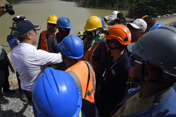 Recorrido obras proyecto hidroeléctrico Ituango Presidente Electo Colombia Iván Duque
Recorrido obras proyecto hidroeléctrico Ituango del Presidente Electo de Colombia, Iván Duque.
Fecha: Junio 25 de 2017. 
Para descargar esta fotografía en alta resolución, haga clic sobre la imagen hasta que la misma se despliegue en la pantalla completa; luego dé clic derecho y elija la opción "guardar imagen como". 
En caso de publicación por cualquier medio, solicitamos acompañarla del crédito: "Foto EPM"
Palabras clave: Recorrido obras proyecto hidroeléctrico Ituango Presidente Electo Colombia Iván Duque