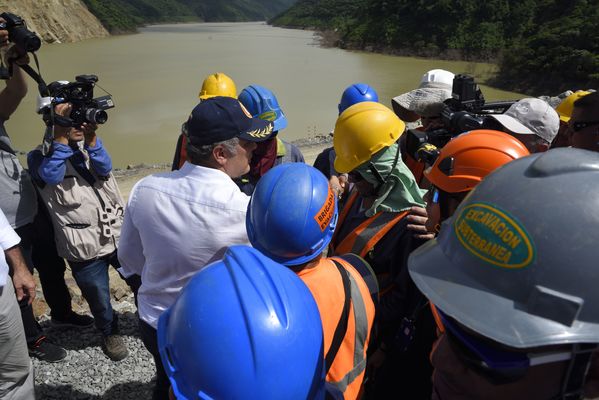 Recorrido obras proyecto hidroeléctrico Ituango Presidente Electo Colombia Iván Duque
Recorrido obras proyecto hidroeléctrico Ituango del Presidente Electo de Colombia, Iván Duque.
Fecha: Junio 25 de 2017. 
Para descargar esta fotografía en alta resolución, haga clic sobre la imagen hasta que la misma se despliegue en la pantalla completa; luego dé clic derecho y elija la opción "guardar imagen como". 
En caso de publicación por cualquier medio, solicitamos acompañarla del crédito: "Foto EPM"
Palabras clave: Recorrido obras proyecto hidroeléctrico Ituango Presidente Electo Colombia Iván Duque