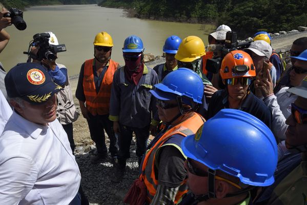 Recorrido obras proyecto hidroeléctrico Ituango Presidente Electo Colombia Iván Duque
Recorrido obras proyecto hidroeléctrico Ituango del Presidente Electo de Colombia, Iván Duque.
Fecha: Junio 25 de 2017. 
Para descargar esta fotografía en alta resolución, haga clic sobre la imagen hasta que la misma se despliegue en la pantalla completa; luego dé clic derecho y elija la opción "guardar imagen como". 
En caso de publicación por cualquier medio, solicitamos acompañarla del crédito: "Foto EPM"
Palabras clave: Recorrido obras proyecto hidroeléctrico Ituango Presidente Electo Colombia Iván Duque